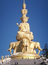 Ogromen kip Samantabhadre na vrhu gore Emei