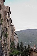 Façades des maisons formant fortification.