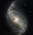 Hochaufgelöste Aufnahme des Zentrums von NGC 986, erstellt mithilfe des Hubble-Weltraumteleskops.