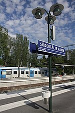 Stationsskylt på plattform.