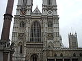 Bagian depan barat dari Westminster Abbey, dengan Victoria Tower terlihat ke timur.