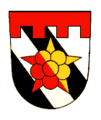 Gemeinde Straßberg Unter einem unten gezinnten roten Schildhaupt dreimal schräg geteilt von Silber und Schwarz, belegt mit einer von Gold und Rot schräg geteilten heraldischen Rose.
