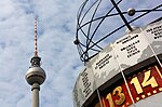 Світовий годинник на фоні Fernsehturm