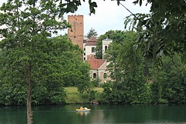 Zamek joannitów w Łagowie, widok od strony jeziora.jpg