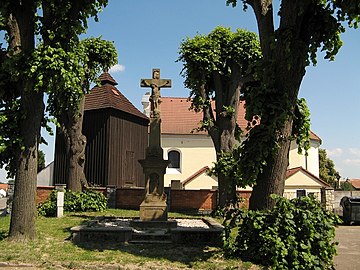 Clocher-tour devant l'église Saint-Laurent.