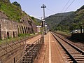 Bahnhof Ediger-Eller, Tunnelportal im Hintergrund