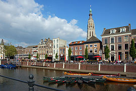 Breda merkezi "Grote Markt" meydanı ve "Grotekerke"