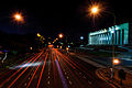 Foto nocturna de la Avenida y la Facultad de Derecho