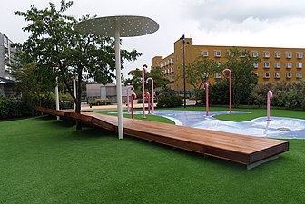 På Skärholmsterrassen ovanför torget finns Flamingoparken.