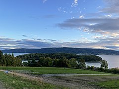 Frognøya i Tyrifjorden sett fra Bønsnesveien, Hole kommune.jpg