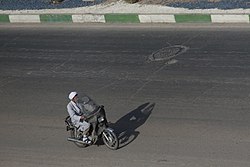عکس از یک شخص روحانی در شهر قم در حال تردد بر روی موتورسیکلت