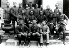 Photo noir et blanc d'un groupe d'hommes en uniforme, sur trois rangs.