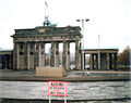 1987年、西ベルリン側から見た門。壁のため近寄れない