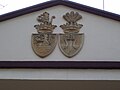 Polski: Herb Zduńskiej Woli na budynku urzędu miasta English: Zdunska Wola coat of arms at town council building
