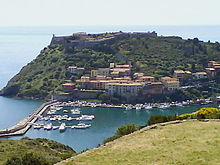 Panorama d'un petit village en bord de mer.