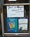 Affiche dans une porte de dépanneur indiquant que le port du masque est obligatoire