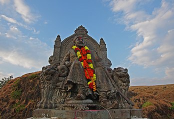 Statue représentant Shivaji, général marathe et fondateur du royaume marathe (Mahad, Inde). (définition réelle 1 843 × 1 262)