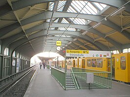 Metrotrein richting Ruhleben in station Schönhauser Allee