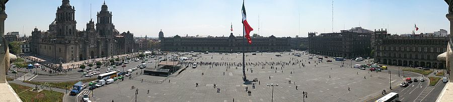 Panorama središnjeg trga Zócalo (ili Plaza de la Constitución, tj. "Ustavni trg") s Katedralom Alameda lijevo, Nacionalnom palačom u sredini i zgradama vlade desno