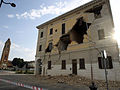 Edificio in muratura. Fessurazione a "croce di S. Andrea", tipica di eventi sismici, causata dal movimento differenziale di piani e pareti. Terremoto dell'Emilia del 2012.