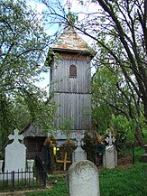 Biserica văzută din cimitir