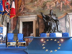 2004년에 이탈리아 로마에서 열린 유럽 헌법 서명식에서 의자에 새겨진 유럽 연합의 문장.