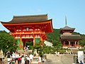 Brama Niō-mon, w głębi po prawej brama Sai-mon i dach pagody