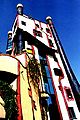 Hundertwasserhaus en Plochingen con torres