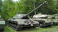 元ポーランド軍のIS-3。右の車両は先代のIS-2重戦車で、車体形状の差異が判る。いずれもポーランド軍事技術博物館の所有。