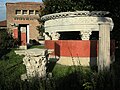 Resti di un tempietto, con sullo sfondo il Museo Archeologico