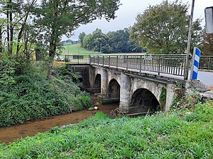 Pont sur la Lupte à l'entrée du village de Vazerac