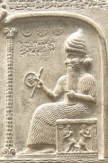 Vyobrazenie Šamaša zo Šamašovej tabuľky (asi 888 – 855 pred – ), na ktorej sedí na tróne a vykonáva spravodlivosť, pričom v ruke drží symbol prúta a kruhu.