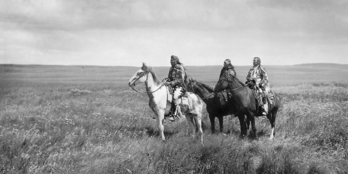 Trois chefs Pikunis (Amérindiens d'Amérique du Nord). Photographie d'Edward S. Curtis (1900). (définition réelle 4 764 × 2 382)