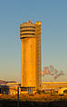 Torre de la estación depuradora, edificio destaca sobre el puerto.