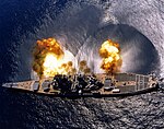 USS Iowa disparando artillería de 406 mm