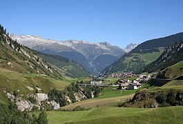 Blick über den Unterlauf des Rein da Medel nach Norden. Im Vordergrund Platta, im Hintergrund Curaglia. Sehr gut sichtbar ist, wie der Rein da Medel ins U-förmige Trogtal eine Klamm erodiert hat