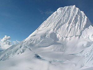 הר אלפמאיו (בקצ'ואה: "נהר הבוץ") הממוקם במרכז פרו, מתנשא לגובה של 5,947 מטרים מעל פני הים. במרכז התמונה ניתן לראות קבוצת מטפסי הרים.