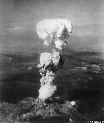El núvol atòmic sobre Hiroshima després de la detonació de la bomba Little Boy.