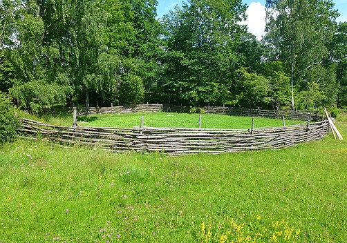 Rekonstruerad fläteshägnad vid Bögs gård.