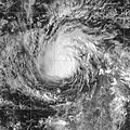 2.積乱雲がまとまりながら渦を巻き、周囲の積乱雲を巻き込み始める