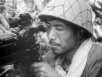 Soldado japonés apuntando su ametralladora Tipo 92 mediante mira periscópica en Guadalcanal, 1942.