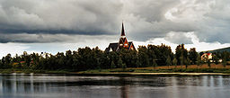 Karesuando kyrka med Muonioälven i förgrunden.