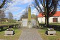 Gedenkstein (Granitobelisk) für die Opfer des Ersten Weltkrieges und Gedenktafel für die Opfer des Zweiten Weltkrieges