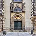 Linnankirkon ovi, johon Luther legendan mukaan naulasi teesinsä. Vuonna 1760 palossa tuhoutuneen alkuperäisen puuoven korvasi 1858 pronssiovi, jossa on latinaksi Lutherin teesejä