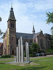 Kerk met pilarensculptuur