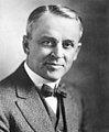 روبرت أندرو ميليكان (1868-1953): يرجع له الفضل في قياس شحنة الإلكترون، التأثير الكهروضوئي، له العديد من المساهمات في دراسة الأشعة الكونية. .