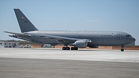 KC-46 Пегас выруливает перед взлётом