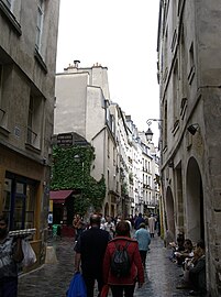 Rue des Rosiers, vue du côté occidental, le plus ancien (XIIIe siècle).