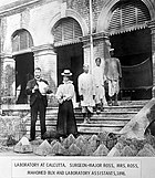Ronald Ross, levo, v Cunninghamovem laboratoriju predsedniške bolnišnice v Kalkuti, kjer so odkrili prenos malarije s komarji, kar je Rossu leta 1902 prineslo drugo Nobelovo nagrado za fiziologijo in medicino.