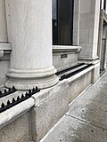 Шипы, направленные против тех, кто хочет сидеть или лежать, в Бостоне (США)